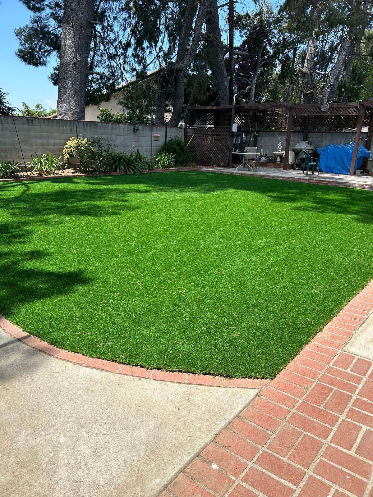 Backyard artificial turf and landscaping installation by Green Rise Builders